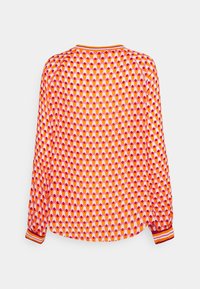 Pitkähihaisessa puserossa on eläväinen geometrijenovaalikuosi, joka koostuu oranssista, vaaleanpunaisesta, punaisesta ja valkoisesta. Puserossa on raidallinen ribbikaulus ja hihansuut.