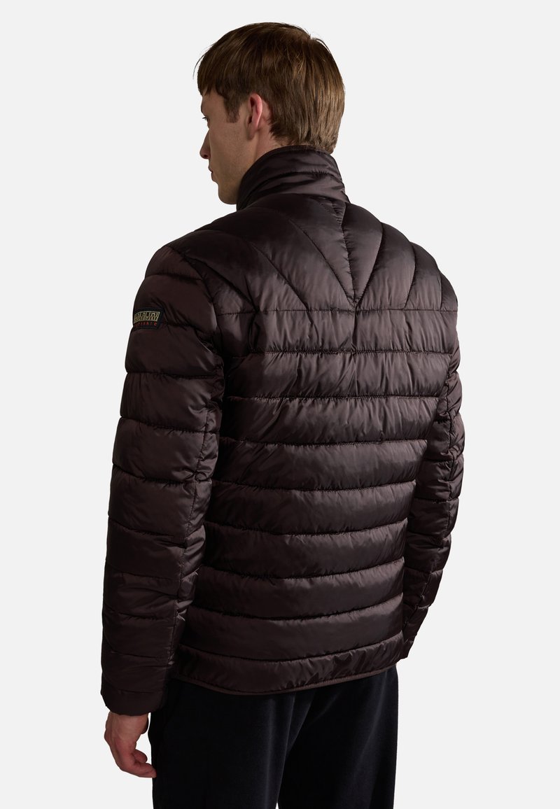 Braune Pufferjacke mit hohem Kragen, gestepptem Design und Logodetail an der Schulter. Verfügt über gestickte Muster und einen Frontreißverschluss.