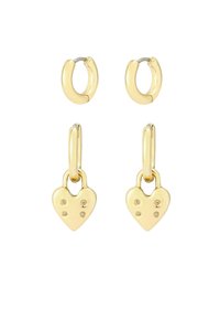 Pendientes de tono dorado con un pequeño diseño de aro y colgantes en forma de corazón con acentos de puntos, que muestran una textura suave y brillante.