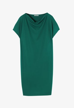 Zielona sukienka z drapowaniem, o szerokim dekolcie w kształcie czwórki, krótkich rękawach i prostym kroju. Gładki materiał i długość do kolan. Brak wzorów lub akcentów.