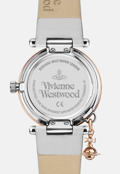 Vivienne Westwood horloge met een roestvrijstalen kast, witte leren band en een goudkleurige bedel. De achterkant is voorzien van gegraveerde merkinformatie.