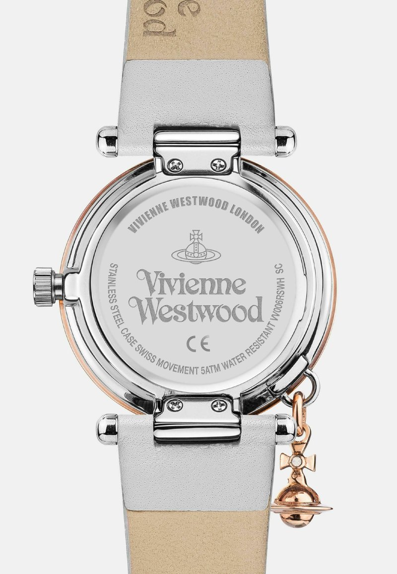 Montre Vivienne Westwood avec un boîtier en acier inoxydable, un bracelet en cuir blanc et un pendentif doré. Le dos présente des détails de la marque gravés.