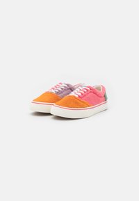 Kolorowe sneakersy z mieszanką szorstkich tekstur w odcieniach pomarańczowego, różowego i fioletowego, białymi sznurówkami oraz grubą białą podeszwą z czerwonymi akcentami.