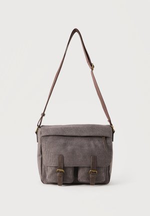 Szürke vászon üzenettáska állítható vállpánttal, elöl cipzáras fedéllel és két csattal rögzített zsebbel.