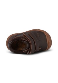 Scarpa in pelle marrone con due cinturini in velcro, punta rotonda e suola in gomma texture, dotata di un interno imbottito per il massimo comfort.