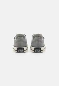 Hallise kangast spordijalatsid, millel on valged kummist tallad, kontrastsed mustad kontsataolised detailid "CONVERSE ALL STAR" brändinguga ja õmmeldud detailid.