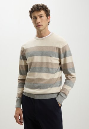 Maglione a righe beige e grigio realizzato in tessuto morbido, con collo a giro e polsini a coste. Le righe variano in larghezza e colore.