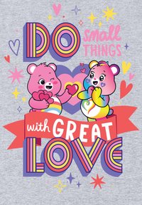 Dva kreslené medvědi, jeden růžový a druhý duhový, drží srdce. Barevný text hlásá "DĚLEJ malé VĚCI s VELKOU LÁSKOU" na šedém pozadí.