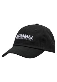 Schwarze Baumwollmütze mit gebogenem Schild, ausgestattet mit weißem, gesticktem Text "HUMMEL SPORTSWEAR SINCE 1923" auf der Vorderseite. Klassisches Design.