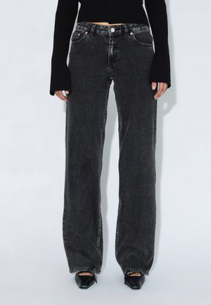 Sorte viddebenede denimjeans med en falmet finish, design med fem lommer, sølvfarvet metalhardware og kontrasterende syningsdetaljer.