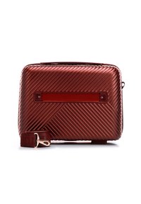 Borsa rigida rossa con texture a righe diagonali, dotata di connettore a tracolla piatto e manico superiore liscio. Il pannello frontale è semplice.