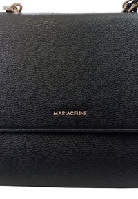 Borsa a mano in pelle nera con texture, dalla finitura liscia, dotata di un logo dorato "MARIACELINE" e di un sottile dettaglio di cucitura orizzontale.