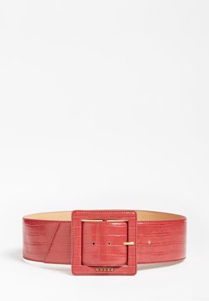 Ceinture large rouge en cuir synthétique effet crocodile avec une grande boucle carrée embossée du mot "GUESS" en lettres dorées.
