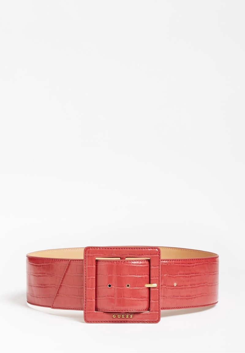 Ceinture large rouge en cuir synthétique effet crocodile avec une grande boucle carrée embossée du mot "GUESS" en lettres dorées.