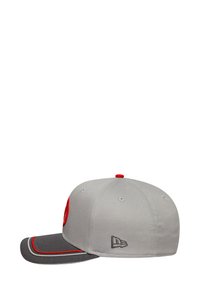 Szara czapka baseballowa z czerwonym logo, szarym daszkiem i czerwonymi akcentami. Posiada usztywnioną koronę, haftowane detale i regulowany pasek.