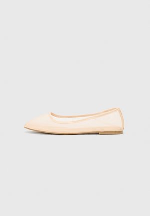 Beiger transparenter flacher Ballettschuh mit spitzer Zehe und niedrigem Absatz auf hellgrauem Hintergrund.