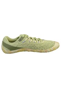 Hellgrüner Sportschuh mit einem Mesh-Obermaterial, strukturiertem Gummisohle und beigen Akzenten. Verfügt über ein niedriges Profil und eine Schnürung.