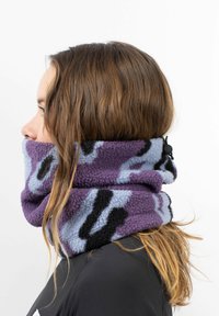 Lila und blaue Fleece-Halswärmer mit schwarzen abstrakten Mustern, ausgestattet mit einer weichen Textur und einem Zugverschluss zur Anpassung.