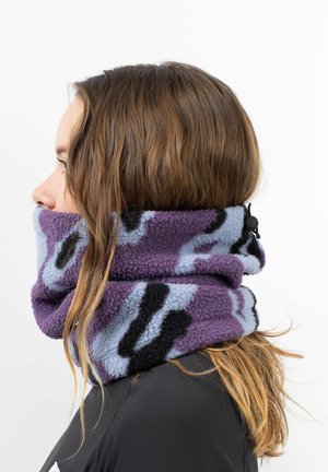 Paarse en blauwe fleece nekkraag met zwarte abstracte patronen, met een zachte textuur en een aansnoer sluiting voor verstelbaarheid.