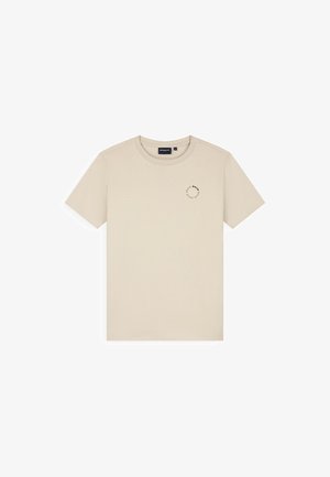 Beige T-shirt met korte mouwen en ronde hals, met een klein cirkelvormig logo op de linkerborst.