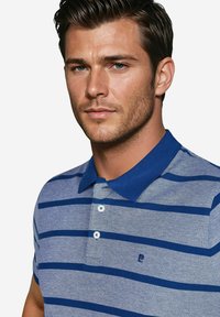Blauw en grijs gestreepte polo met een effen blauwe kraag, voorzien van korte mouwen en een logo op de borst. Twee-knoopsluiting.