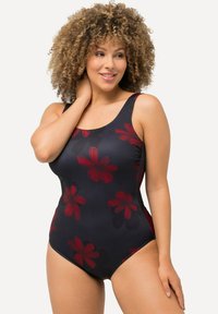 Maillot de bain une pièce noir avec de grands motifs floraux rouges, fabriqué en tissu lisse et extensible avec des bretelles larges.
