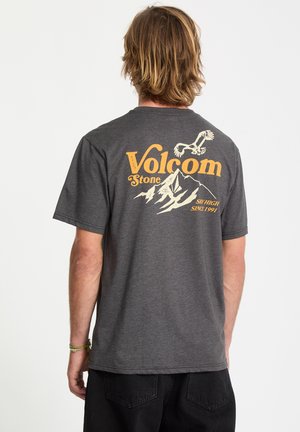 Szara bawełniana koszulka z krótkim rękawem, z wyrazistą żółtą grafiką z napisem "Volcom Stone" oraz wzorem góry z tyłu, o klasycznym kroju.