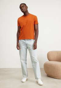 GANT TONAL SHIELD - Triko s potiskem - dark terracotta