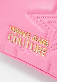 Versace Jeans Couture RANGE STARS BAG - Schoudertas - rose