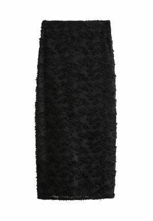 Svart pennkjol med texturerade blommönster, mjukt tyg och en åtsittande silhuett, med en fåll som sitter strax under knäet.