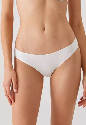 Witte katoenen bikini slips met een zachte, gladde textuur en een lage taille, zonder zichtbare patronen of hardwaredetails.