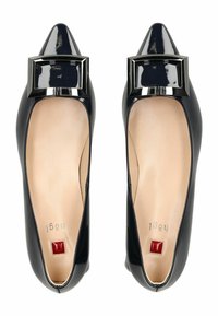 Bailarinas de charol negro con punta afilada que presentan un gloss negro en forma de lazo en la parte delantera, con un interior nude y un sutil detalle de logotipo.