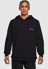 Sort hættetrøje lavet af blødt stof, med en kængurulomme og et levende pink og lilla grafisk logo på venstre bryst.