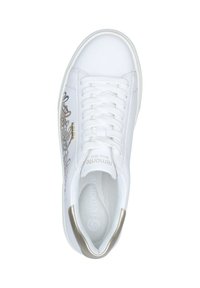 Sneaker bianca con tomaia in tela, chiusura con lacci, dettagli dorati sul tallone e motivo floreale decorativo nei colori pastello sui lati.