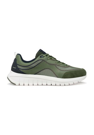 Sneaker verde in mesh e suede con accenti scuri, suola spessa bianca, design con lacci e linguetta del tallone brandizzata.