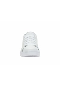 Sneakers bianchi con una parte superiore in pelle liscia, punta arrotondata, design con lacci e branding minimalista sulla linguetta e sul lato. Suola in gomma piatta.