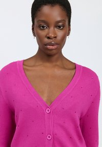 INFLUENCER RHINESTONES - Chaqueta de punto - fuchsia