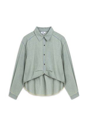 Světle zelená džínová košile s límečkem, zapínáním na knoflíky a zkráceným, oversize střihem. Obsahuje kontrastní švy a zaoblený lem.
