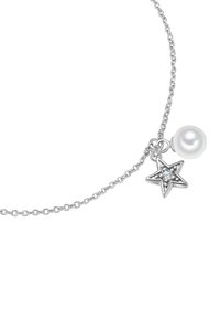 Collar de cadena de plata con un charm de estrella que incluye una gema y un acento de perla redonda. La cadena presenta un diseño delicado de eslabones.