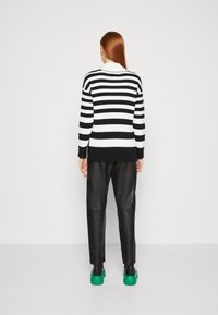 Marks & Spencer Trui - black