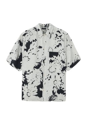 Camisa de manga corta con botones en gris claro con estampado floral negro grande, que cuenta con un bolsillo en el pecho y un diseño de cuello clásico.