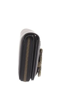 Portafoglio in pelle nera con zip dorata, design pieghevole, superficie testurizzata e accessori decorativi sul lato.