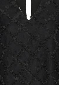 Svart texturerad tygblus med V-hals, prydd med ett diamantmönster av lager med blommiga applikationer för extra dimension.