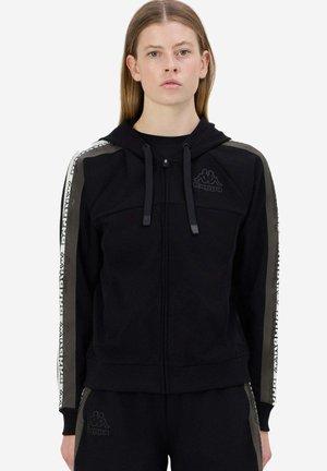 Felpa con zip nera con tasca a marsupio, caratterizzata da pannelli laterali grigi e logo Kappa. Cappuccio con coulisse regolabile. Texture del tessuto morbida.