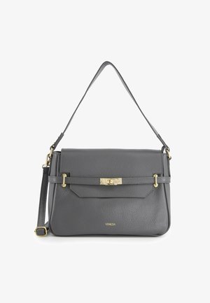 Grijze leren schoudertas met textuur, voorzien van een gouden sluiting en een verstelbare strap, gemarkeerd met de tekst "Venezia" in gouden letters.