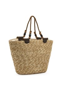 Bolso tote de paja tejida con detalles de cuero marrón y dos asas de cuerda. Cuenta con cuentas decorativas de madera en las asas. Color natural tostado.