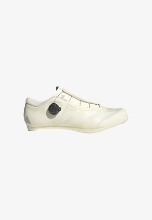 Weiße Fahrradschuhe mit einem eleganten Design, ausgestattet mit einem Drehverschluss-System und durchlöcherten Details für Atmungsaktivität. Akzentuiert mit reflektierenden Streifen.