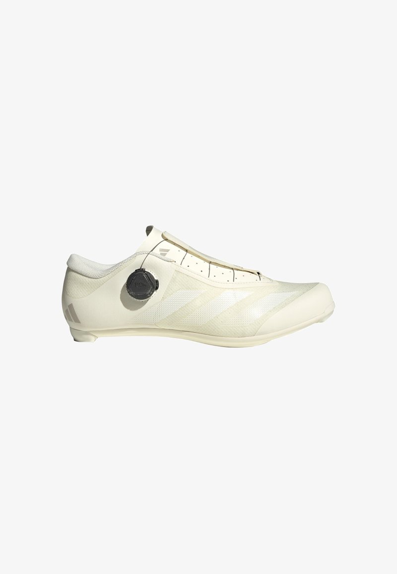 Weiße Fahrradschuhe mit einem eleganten Design, ausgestattet mit einem Drehverschluss-System und durchlöcherten Details für Atmungsaktivität. Akzentuiert mit reflektierenden Streifen.