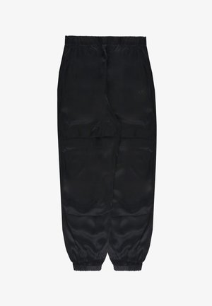 Pantaloni jogger in raso nero con vita elastica e polsini alle caviglie, con vestibilità rilassata e dettagli cuciti sui pannelli discreti.