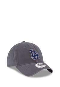 Grauer Stoffbaseballhut mit gebogenem Schild, versehen mit einem gestickten "LA"-Logo in Blau. Verstellbarer Hinterriemen zur Größenanpassung.